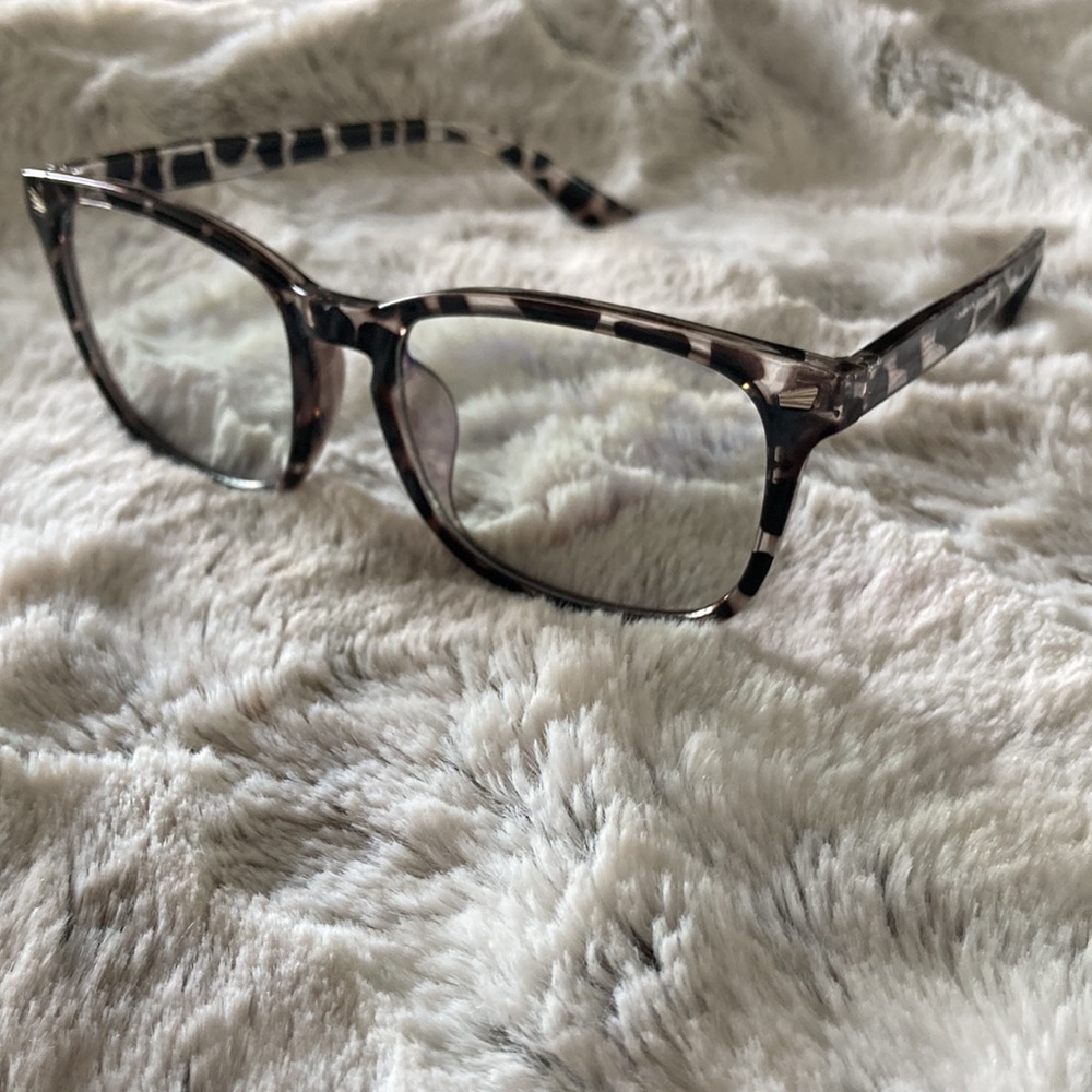 Grey tortoise shell blue-light glasses with box, sleeve, and dust cloth - Picture 2 of 7